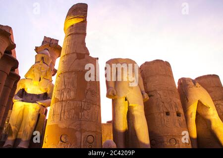 Alte Ruinen des Luxor-Tempels während des Sonnenuntergangs, UNESCO-Weltkulturerbe, Luxor, Ägypten. Stockfoto