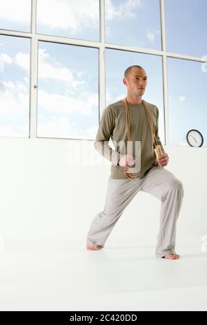 Junger Mann mit Springseil in einem Studio Freizeit - Sport Stockfoto