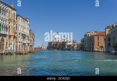 Venedig, Italien (20. Juni 2020) - einer der letzten Teile des Canale Grande mit dem sauberen und leeren Wasser nach der Absperrung von Covid-19 Stockfoto