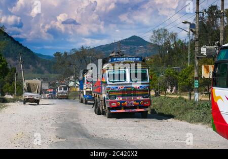 LKW und Busse krabbeln auf dem Prithvi Highway von Kathmandu nach Pokhara, in Nepal Asien Stockfoto