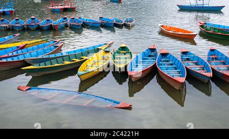 Farbige Holzboote Phewa See, Fewa See, Podhara Nepal Stockfoto