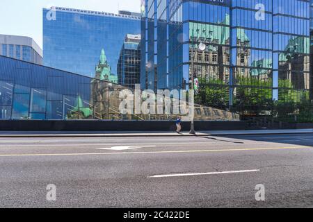 Das kanadische Parlament spiegelte sich in Fenstern wider, Ottawa, Kanada Stockfoto