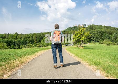 Männlicher Wanderer am Anfang einer Wanderung Stockfoto