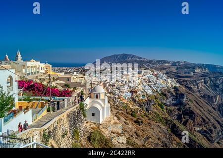 Der herrliche Blick über Santorini und Imerovigli im Sommer, Häuser an den hohen Klippen und typische weiße Fakaden Stockfoto