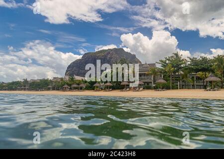 Paradiesische Aussicht auf Mauritius. Blick vom Meerwasser auf den beliebten Felsen Le Morne Brabant mit Sandstrand an einem warmen Sommertag Stockfoto