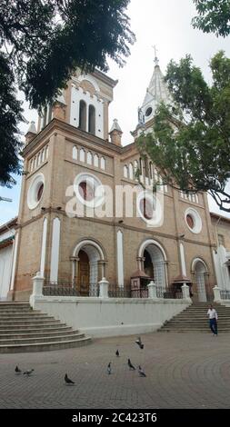 Inmaculada Concepcion de Loja, Loja / Ecuador - März 30 2019: Blick auf die Santo Domingo Kirche im historischen Zentrum der Stadt Stockfoto