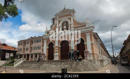 Inmaculada Concepcion de Loja, Loja / Ecuador - März 30 2019: Vorderansicht der Kirche San Sebastian im historischen Zentrum der Stadt Stockfoto