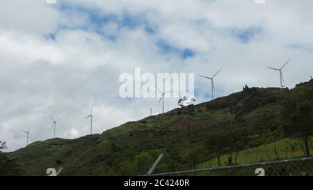 Inmaculada Concepcion de Loja, Loja / Ecuador - 1. April 2019: Blick auf die Windkraftanlagen des Windparks Villonaco Stockfoto