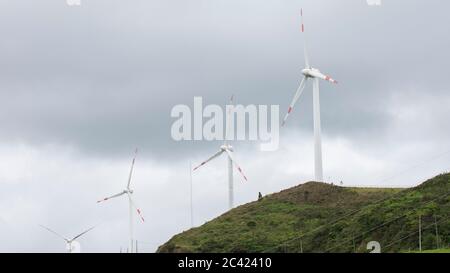 Inmaculada Concepcion de Loja, Loja / Ecuador - 1. April 2019: Blick auf die Windkraftanlagen des Windparks Villonaco Stockfoto