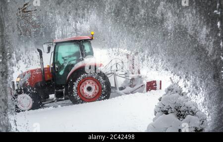 Schneefräse, die während des Schneesturms von der Einfahrt Schnee bläst, Meaford, Ontario, Kanada Stockfoto