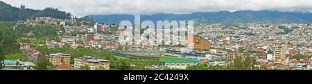 Inmaculada Concepcion de Loja, Loja / Ecuador - 3. April 2019: Panorama-Weitblick auf die Stadt Loja in Ecuador mit Bergen am Horizont auf einer cl Stockfoto