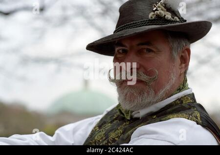 Porträt eines bayerischen Mannes in edler Tracht Stockfoto