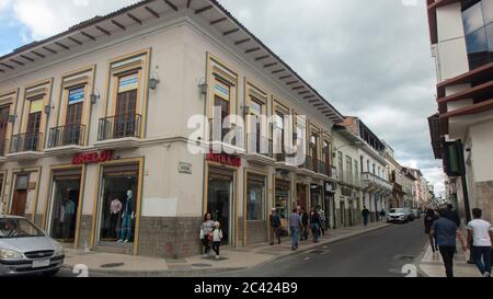 Inmaculada Concepcion de Loja, Loja / Ecuador - März 30 2019: Tägliche Aktivitäten im kommerziellen Bereich im historischen Zentrum der Stadt Stockfoto