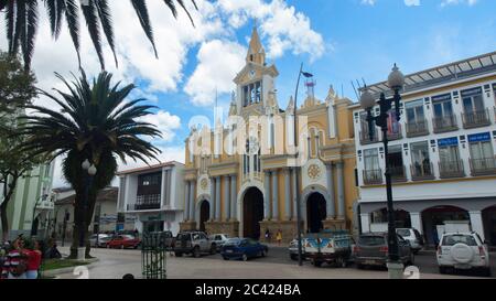 Inmaculada Concepcion de Loja, Loja / Ecuador - März 30 2019: Blick auf die Kirche der Kathedrale von Loja vor dem Zentralpark Stockfoto