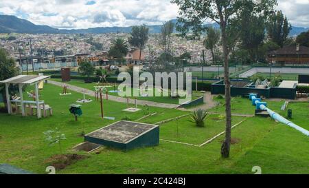 Inmaculada Concepcion de Loja, Loja / Ecuador - März 30 2019: Sehen Sie sich die Spielplätze des Colinar Pucara Parks an, mit der Stadt Loja im Hintergrund Stockfoto