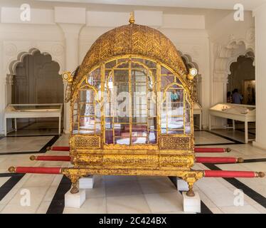 Die große Palanquin (Palanquin Mahadol), in Gujarat im 18. Jahrhundert, Mehrangarh Fort, Jodhpur, Rajasthan, Indien Stockfoto