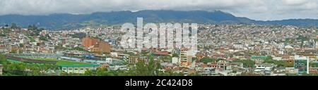 Inmaculada Concepcion de Loja, Loja / Ecuador - 3. April 2019: Panorama-Weitblick auf die Stadt Loja in Ecuador mit Bergen am Horizont auf einer cl Stockfoto