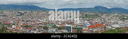 Inmaculada Concepcion de Loja, Loja / Ecuador - 3. April 2019: Panorama-Weitblick auf die Stadt Loja in Ecuador mit Bergen am Horizont auf einer cl Stockfoto