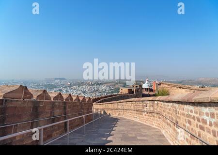 Blick von den Mauern des Mehrangarh Fort über die "blaue Stadt" von Jodhpur, Rajasthan, Indien Stockfoto