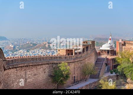 Blick von den Wänden der Mehrangarh Fort Blick auf Maa Jwalamukhi Devi Tempel, Jodhpur, Rajasthan, Indien Stockfoto