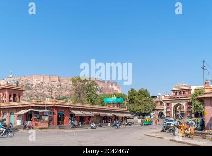 Sardar Markt mit Mehrangarh Fort hinter, Jodhpur, Rajasthan, Indien Stockfoto