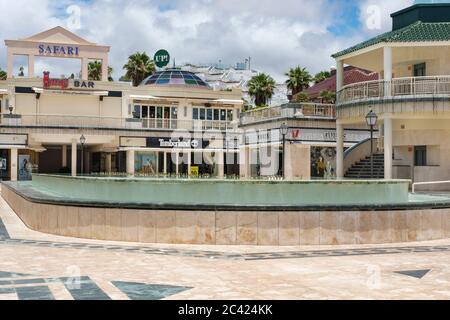 Geschlossene Geschäfte, Restaurants und Veranstaltungsorte aufgrund der Coronavirus-Sperre, die auf den Tourismus der Insel Teneriffa, Kanarische Inseln, Spanien beeinflusst Stockfoto