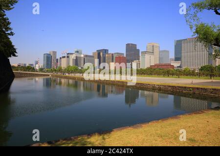 Tokio, Japan - 22. April 2018: Wolkenkratzer in Chiyoda City, Tokio, Japan. Chiyoda City wird oft als das "politische Zentrum" des Landes bezeichnet Stockfoto