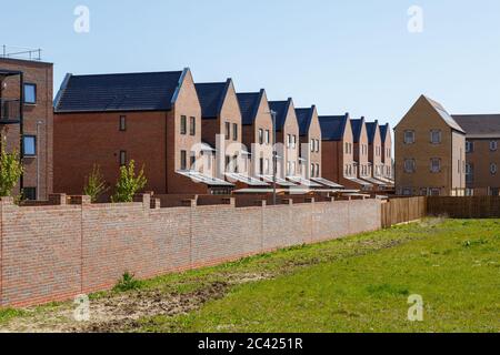 Eine Reihe von Häusern in Darwin Green, einer neuen Gemeinde, die derzeit in North West Cambridge gebaut wird. Stockfoto