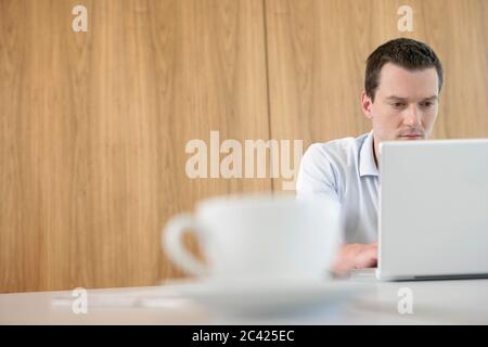 Mann hinter einem Laptop - Arbeitslücke Stockfoto