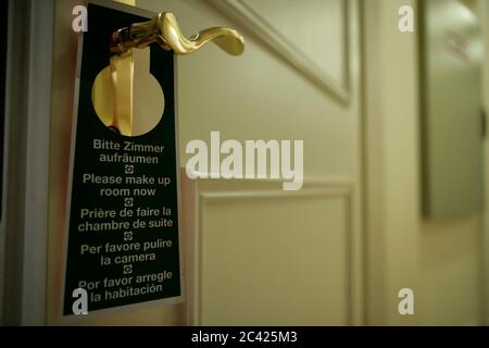 Das Schild „Bitte Zimmer aufräumen“ hängt an der Zimmertür Stockfoto