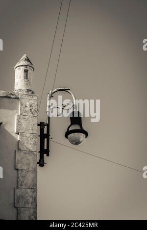 Detail einer Kirche mit Turm und Wandlampe, Merida, Mexiko Stockfoto