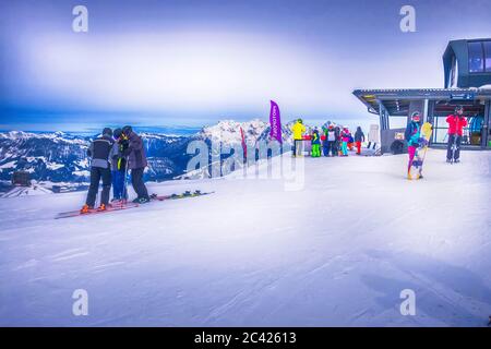 Saalbach-Hinterglemm, Österreich - 5. März 2020: Skifahrer und Snowboarder sind ab der Bergstation bereit zum Skifahren Stockfoto