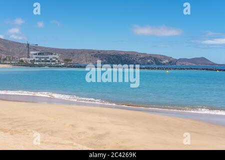Playa Camison, leerer schöner weißer Sandstrand im Süden der Insel, mit Blick auf Playa Las Vistas und einem Neubau Stockfoto