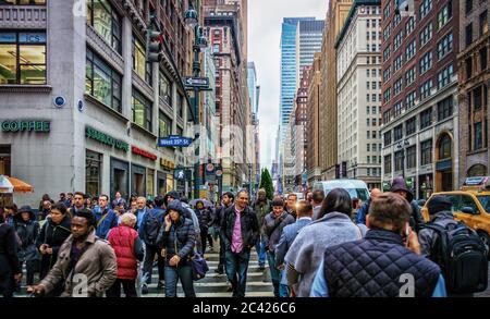 New York City, USA, Mai 2019, Hauptverkehrszeit auf der 35. Straße und der 7. Avenue, Manhattan Stockfoto