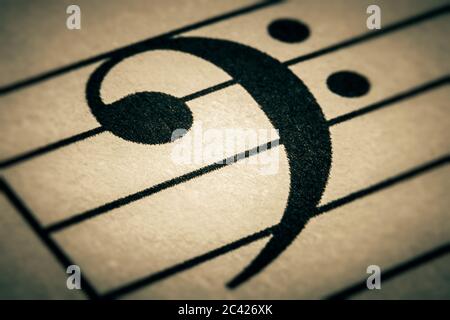 Bassschlüssel oder Tastenzeichen auf einer Musikkarte oder Partition oder Teil Makro Nahaufnahme. Stockfoto