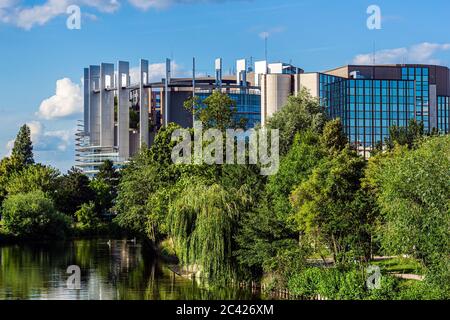 Straßburg, Frankreich - 21. Juni 2020: Europäisches parlament Louise Weiss Gebäude in Straßburg im Sommer an einem sonnigen Tag.. Stockfoto