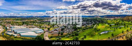 Blick auf die Stadt Prineville vom Aussichtspunkt Ochoco State Scenic ViewPoint, Oregon, USA. Stockfoto