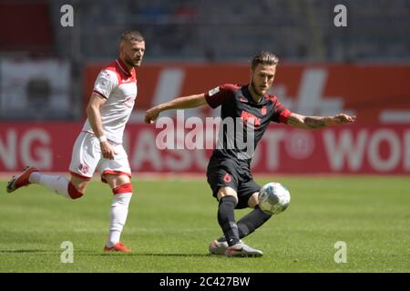 Esprit Arena Düsseldorf Deutschland 20.6.2020, Fußball: Bundesliga-Spieltag 2019/20 33, Fortuna Düsseldorf (F95, weiß) gegen FC Augsburg (FCA, schwarz) – Jeffrey GOUWELEEUW (Augsburg) Credit: AnkeWaelischmiller/Sven Simon/ Pool/via Kolvenbach # nur redaktionelle Verwendung # # die DFL-Bestimmungen verbieten die Verwendung von Fotografien als Bildsequenzen und/oder quasi-Video # # Nationale und internationale Nachrichtenagenturen out # Stockfoto