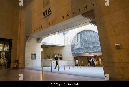 Toronto, Kanada. Juni 2020. Passagiere mit Gesichtsmasken kommen am 23. Juni 2020 in der Union Station in Toronto, Kanada, an. Passagiere des nationalen Eisenbahnverkehrs Kanadas MIT DER Bahn müssen ab dem 23. Juni Masken oder Gesichtsbedeckungen tragen, um das Risiko einer COVID-19-Infektion zu verringern. Quelle: Zou Zheng/Xinhua/Alamy Live News Stockfoto