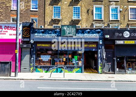 Fassade des Cifci Organic Health Food Shops in Dalston, London, Großbritannien Stockfoto