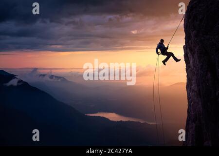 Epische abenteuerliche Extreme Sport Composite von Klettern Mann Stockfoto