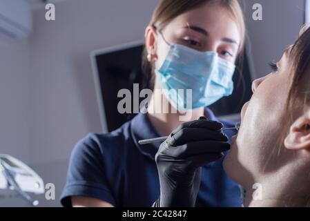 Nahaufnahme Porträt in der Zahnarztpraxis. Arzt Zahnarzt Hausarzt untersucht einen Patienten mit medizinischen Instrumenten. Stockfoto