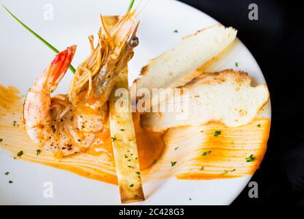 Tiger Garnelen mit pikanter Sauce mit schöner Dekoration. Stockfoto