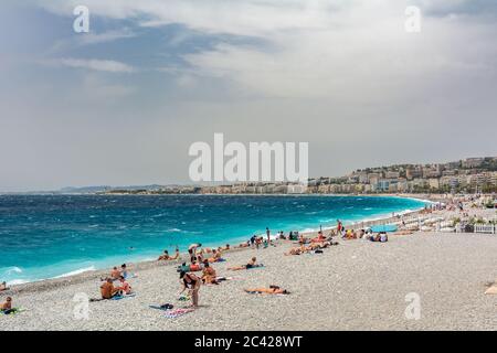 Nizza, Frankreich - 14. Juni 2019 : Touristen genießen ihren Tag am Strand von Nizza, an der französischen riviera. Stockfoto