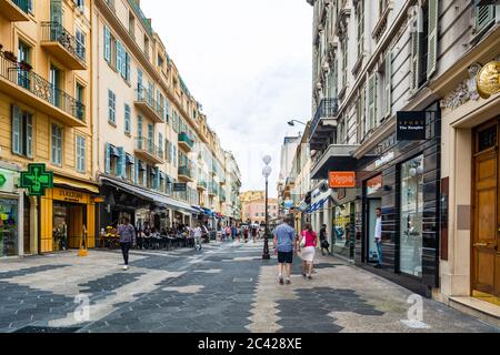 Nizza, Frankreich - 14. Juni 2019 : Touristen besuchen die Fußgängerzone, Handels-und Kulturdenkmal mit Restaurants und Geschäften in traditionellen Häusern Stockfoto