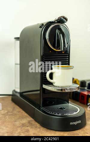 Bayonne, Frankreich. 23.06.2020. Kaffee Espresso Zubereitung aus Nespresso Kaffeemaschine. Nahaufnahme, Technologie Hintergrund. Stockfoto