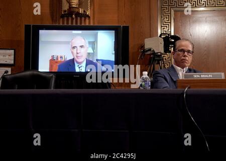 US-Senator Mike Braun (Republikaner von Indiana), rechts, hört US-Senator Bob Casey, Jr. (Demokrat von Pennsylvania), links, während einer Anhörung des US-Senats für Gesundheit, Bildung, Arbeit und Altersversorgung am Dienstag, 23. Juni 2020, um die Lehren zu diskutieren, die während des Coronavirus zur Vorbereitung auf die nächste Pandemie gelernt wurden.Quelle: Greg Nash/Pool über CNP – Nutzung weltweit Stockfoto