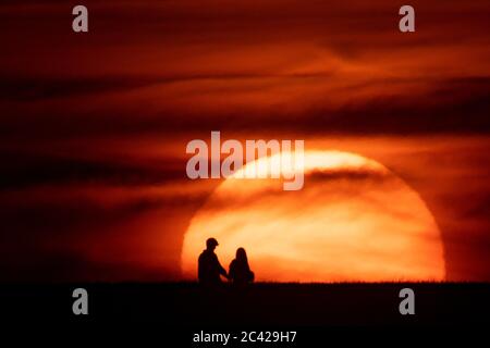 Die Sonne geht in Chesterton, Warwickshire, unter, da Großbritannien für eine Juni-Hitzewelle vorbereitet ist, da die Temperaturen in dieser Woche bis in die Mitte der 30er Jahre steigen werden. Stockfoto