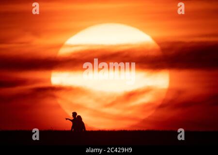 Die Sonne geht in Chesterton, Warwickshire, unter, da Großbritannien für eine Juni-Hitzewelle vorbereitet ist, da die Temperaturen in dieser Woche bis in die Mitte der 30er Jahre steigen werden. Stockfoto