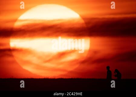 Die Sonne geht in Chesterton, Warwickshire, unter, da Großbritannien für eine Juni-Hitzewelle vorbereitet ist, da die Temperaturen in dieser Woche bis in die Mitte der 30er Jahre steigen werden. Stockfoto